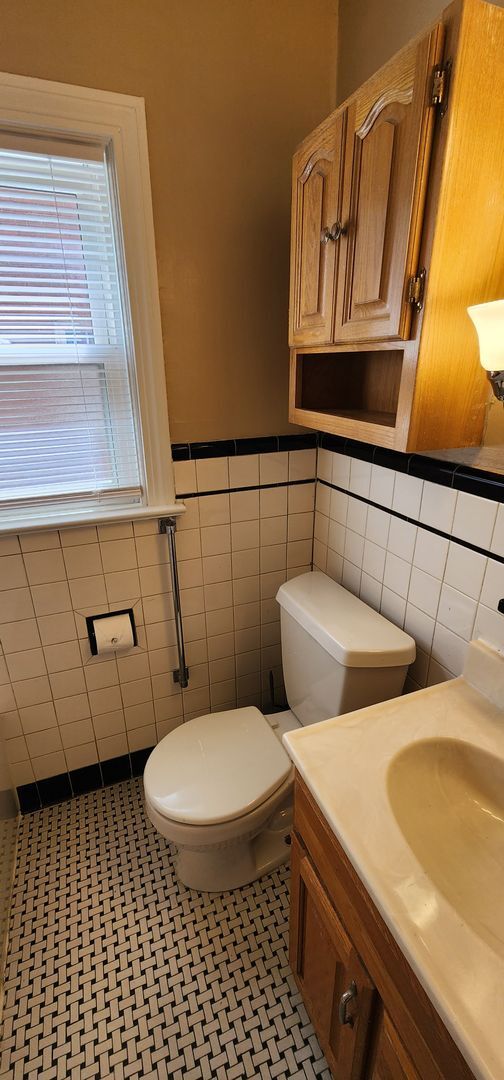 Building Photo - Welcome to this charming 3-bedroom, 2-bath...