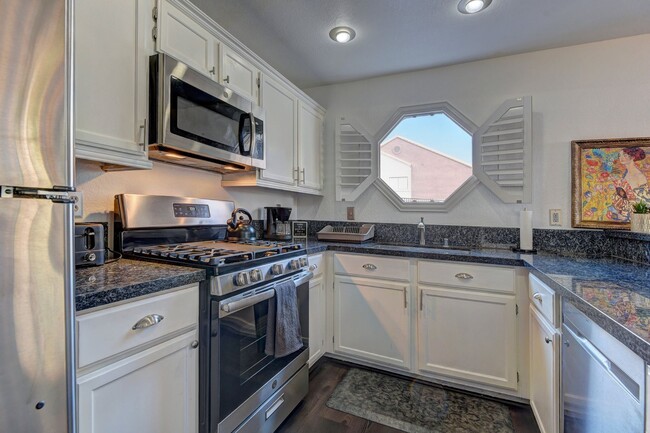 Building Photo - Fully furnished Condo in a great location!