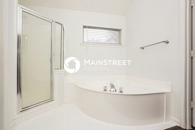 Building Photo - 3 Bedroom Pet-Friendly Home in MEMPHIS, TN with Main Street Renewal