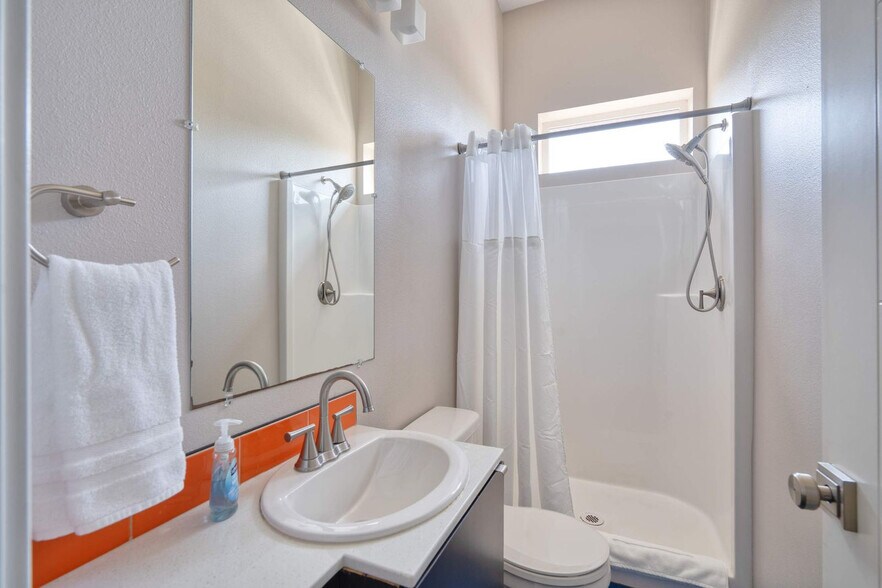 Building Photo - 1428 SE 19th Ave