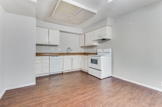 Building Photo - A Walnut Hill Wonder Townhome!