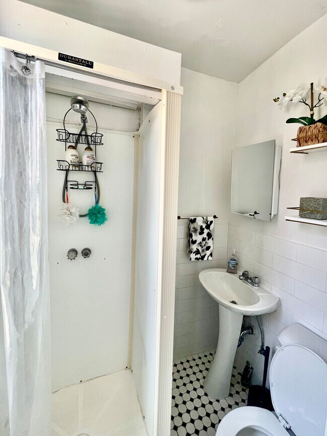 Building Photo - 542 E 14th St