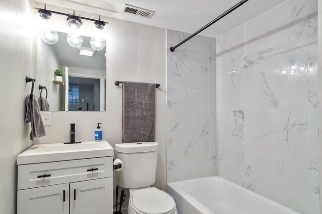 Building Photo - 3018 N Clybourn Ave