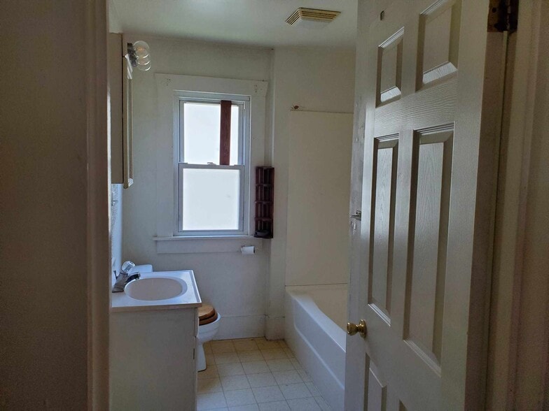 Building Photo - 1305 E Lawrence St