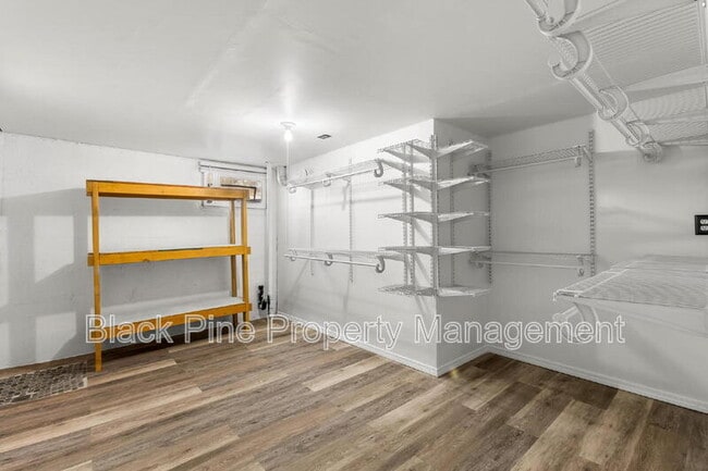 Building Photo - 910 W Orchard Ave
