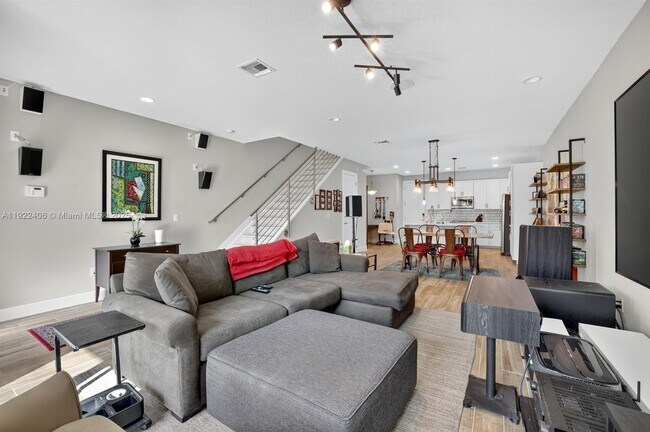 Building Photo - 1402 SW 4th Ave