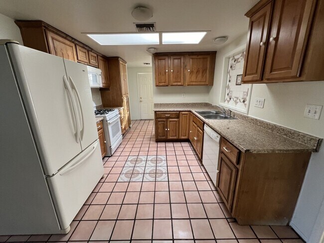 Building Photo - Lovely 4 Bedroom 2 Bath Home on Southwest ...