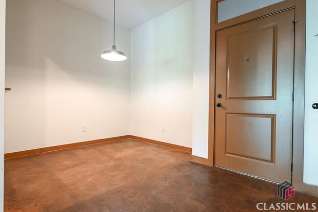 Building Photo - 250 Martha Dr