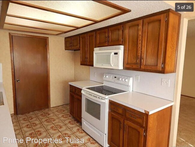 Building Photo - 3 br, 2 bath House - 301 W. Miami St.