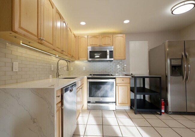 Building Photo - 2BR/2BA Downstairs Duplex with Parking and W/D