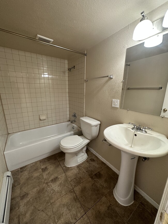 Building Photo - Great Studio Apartment in KILLER Location!...