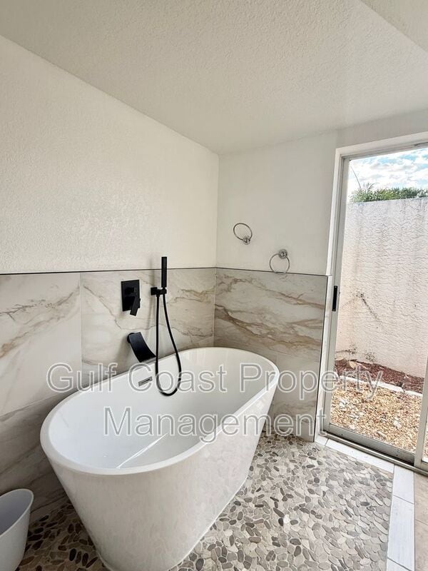 Building Photo - 2436 Abscott St