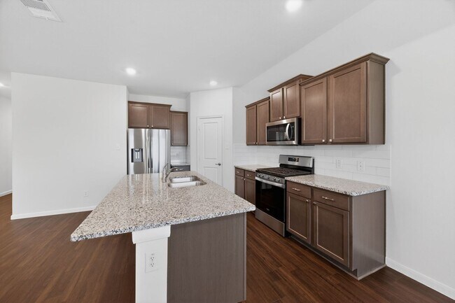 Building Photo - Beautiful Open-Concept Home with Washer/Dryer Included & Private Yard in Princeton