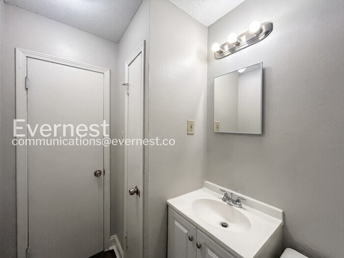 Building Photo - 8044 Oakbrook Dr