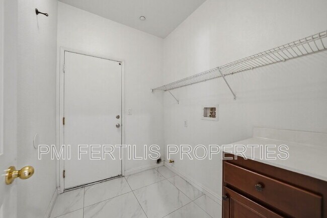 Building Photo - 7167 Elsa Ct