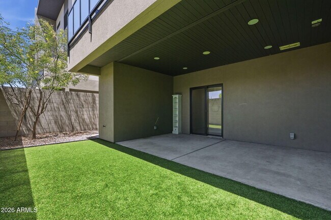 Building Photo - 2727 E Thomas Rd