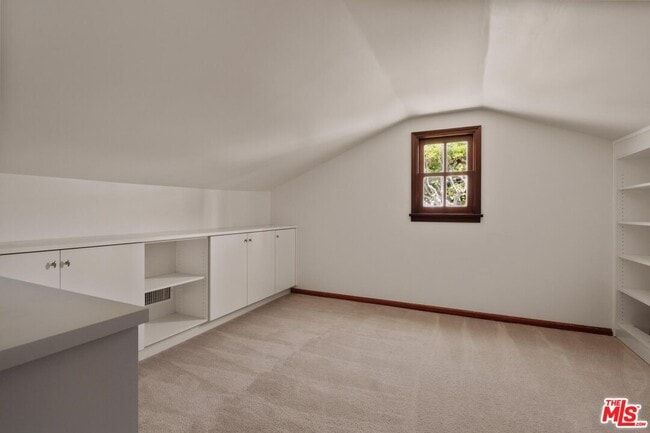 Building Photo - 10707 Wellworth Ave
