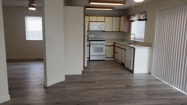 Building Photo - NICE 3 BED/2.5 BATH/2 CAR GARAGE/1590 SQ. ...