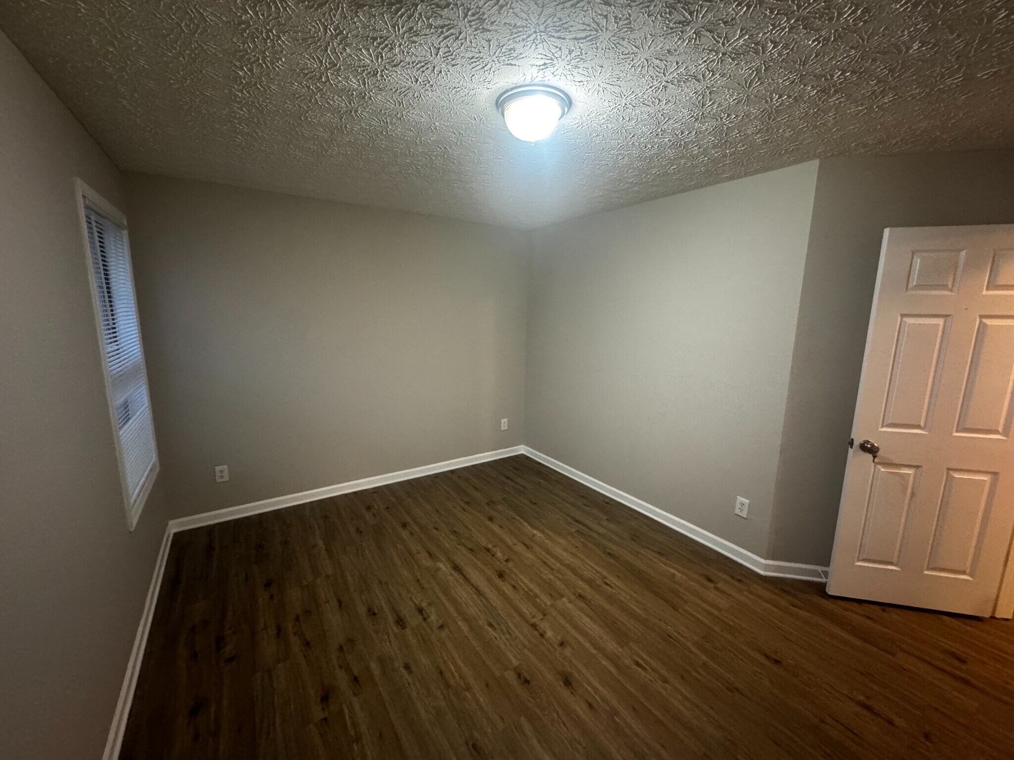 Building Photo - Room in House on Tara Bend