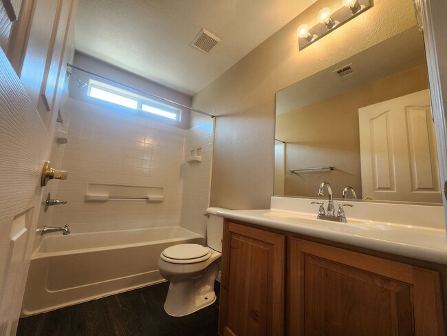 Building Photo - A Gorgeous 2 Bedroom, 2 Bathroom, 1 Car Ga...