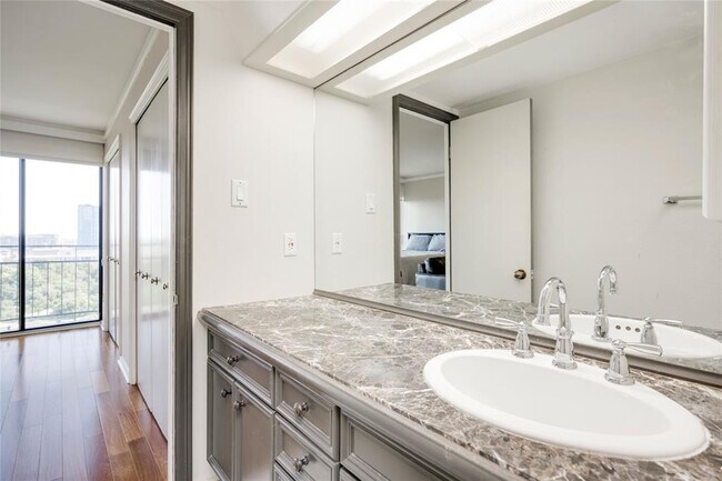 Building Photo - 1122 Colorado St