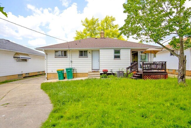 Building Photo - FULLY FURNISHED ACED 3 BED 1.5 BATH SINGLE FAMILY HOME IN BEAUTIFUL MAPLE HEIGHTS!