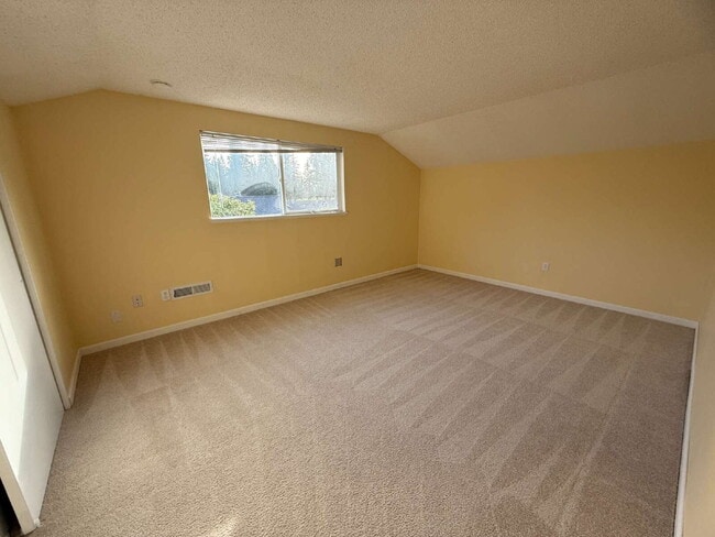 Building Photo - Spacious 4-Bedroom Retreat in Renton Available!