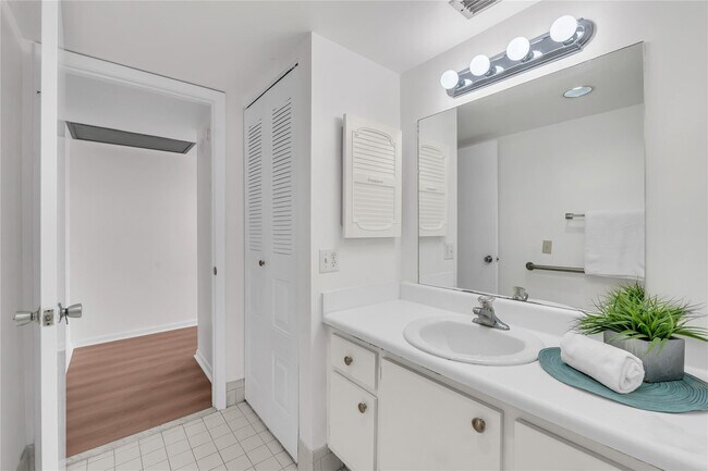 Building Photo - 1901 Bermuda Cir