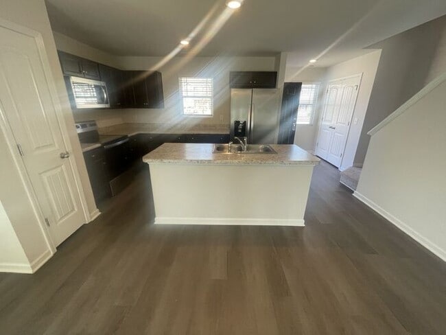 Building Photo - 3 Bedroom 2.5 Bathroom Townhome!