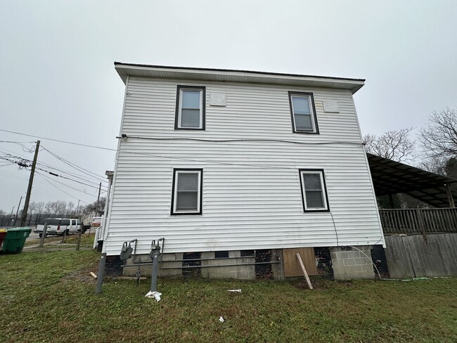 Building Photo - Like New Spacious Petersburg 3 bed 2 bath ...