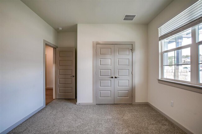 Building Photo - 400 Florenz Ln
