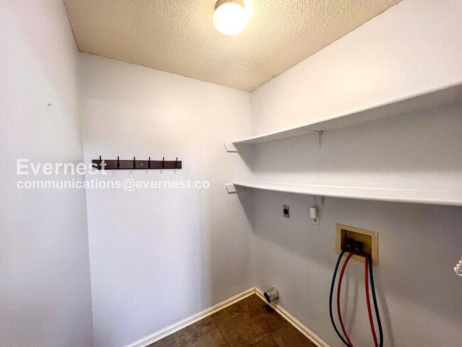 Building Photo - 42 Summit Ridge Dr