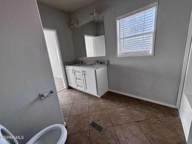 Building Photo - 421 Tulum Dr