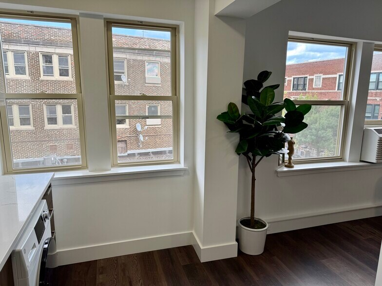 Building Photo - 5638 N Ashland Ave
