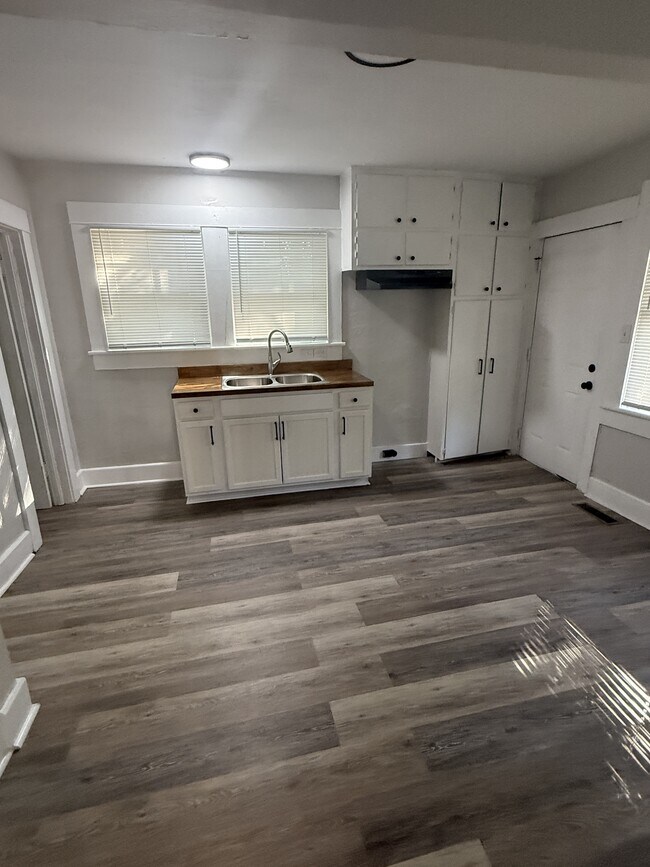 Building Photo - 729 80th Pl S