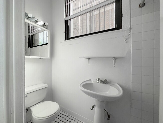 Building Photo - 821 W Waveland Ave