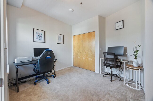Building Photo - 2951 N Clybourn Ave