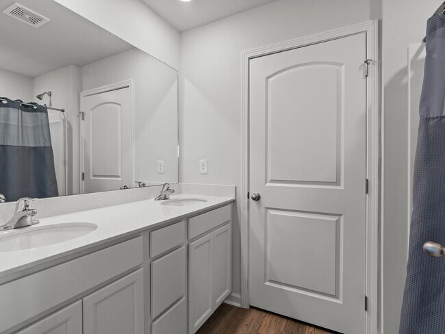 Building Photo - ASK ABOUT RENT SPECIAL! Fantastic Location – Spacious 3 Bedroom Townhome with Rear-Entry Garage!