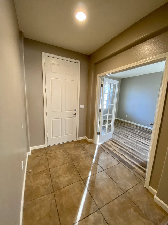 Building Photo - 1001 La Paloma St