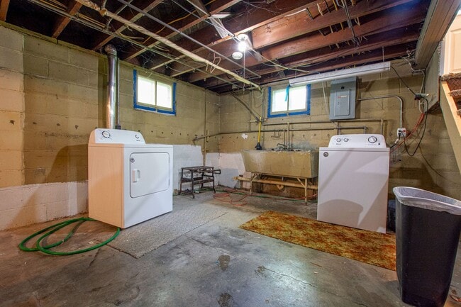 Building Photo - 3 Bedroom / 1 Bath Home with Washer/Dryer ...