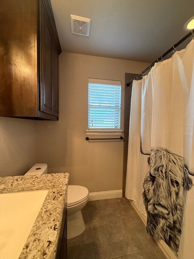 Building Photo - 3/2/2 - WATER + LAWN CARE Included + COMMUTER FRIENDLY