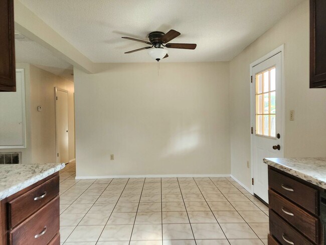 Building Photo - Garage and Fenced Back Yard in Foley!