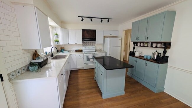 Building Photo - Lindley Park Rental!