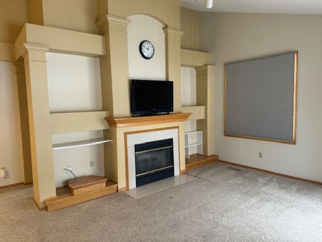 Building Photo - End Unit 2 Bed, 2 Full Bath, 2 Car Garage with Loft and Vaulted Ceilings