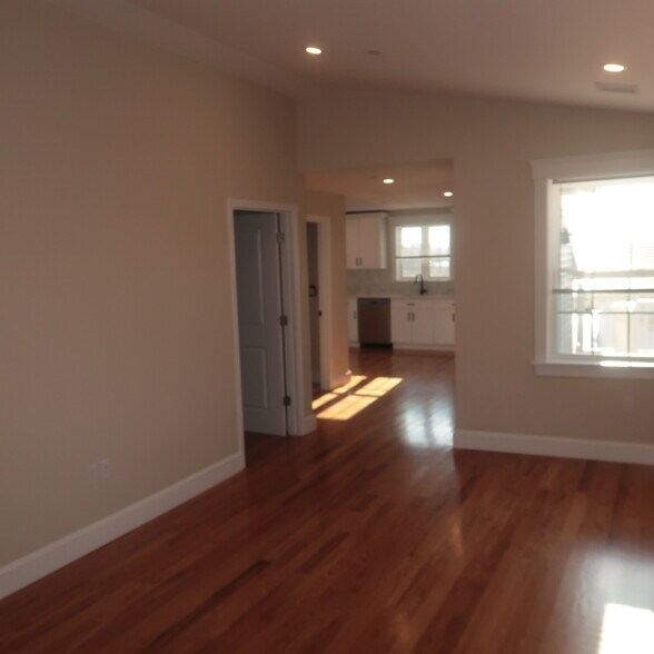 Building Photo - 32 Newhall St