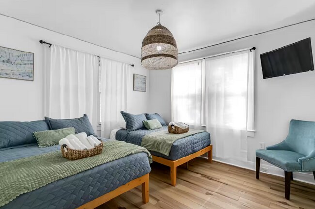 Building Photo - Furnished 2-Bedroom Corner Lot Home in Old Seminole Heights!