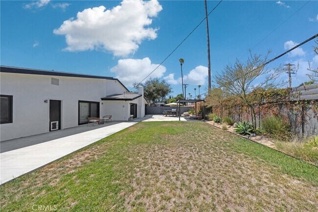 Building Photo - 421 Larry Ln
