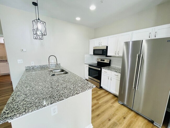 Building Photo - 4BD/4.5BA in ROWANDALE!