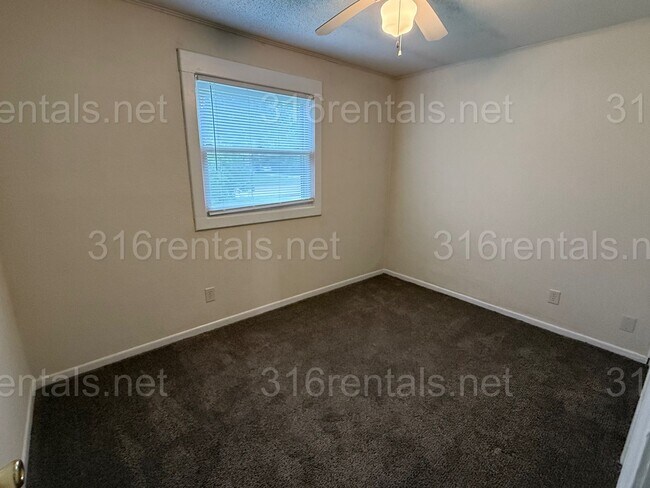 Building Photo - $1100 - 3 bedroom / 1 bathroom - Single Fa...