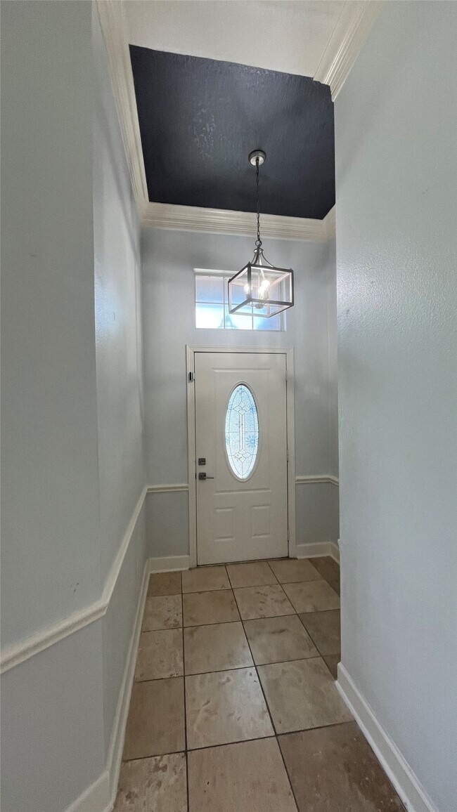 Building Photo - 2402 Raintree Village Dr